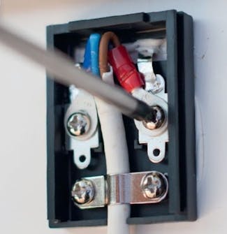 Solcelle ventilasjon: Bak på solcellepanelet Solcelle ventilasjon: Bak på solcellepanelet